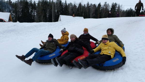 Antsla vallavalitsuse ametnikud käisid akusid laadimas Kasumetsa terviserajal, kus ühiselt tähistati üht eestlastele olulisemat püha – vastlapäeva. Foto: ANTSLA VALLAVALITSUS